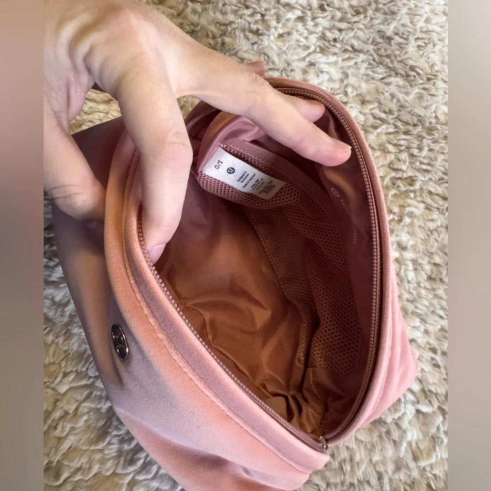lululemon athletica feeling ready pouch - 3.5L, velour in pink pastel - Picture 5 of 8